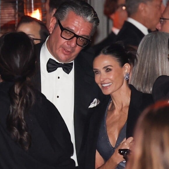 Los Angeles, CA - Demi Moore discute avec des amis alors qu'elle quitte le quatrième gala annuel de l'Academy Museum au Academy Museum of Motion Pictures. Sur la photo : Demi Moore