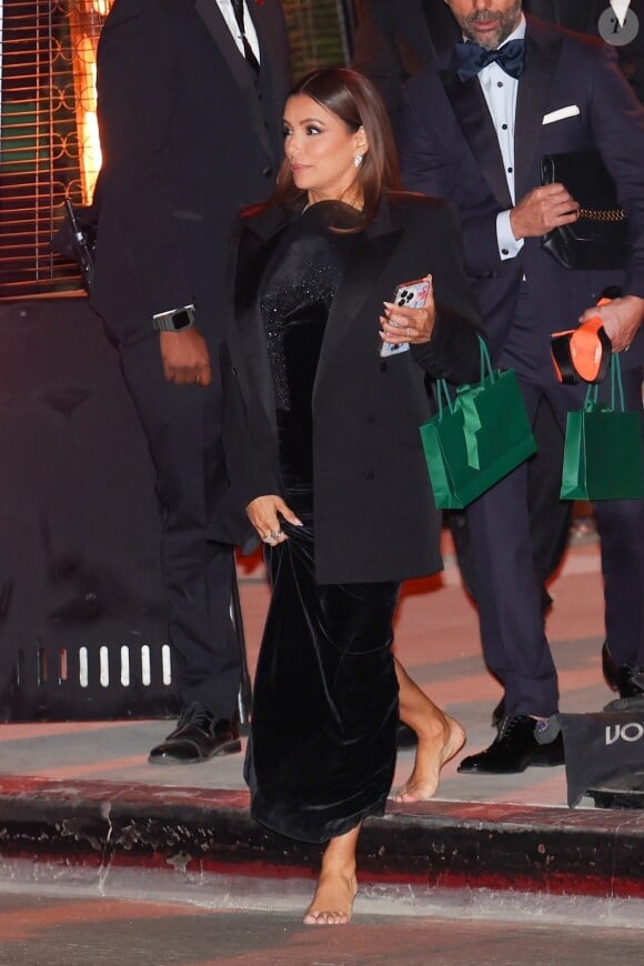 Ou encore Eva Longoria 
Los Angeles, CA - Eva Longoria a été aperçue quittant le quatrième gala annuel de l'Academy Museum au Academy Museum of Motion Pictures avec Ricky Martin, sortant pieds nus après avoir profité de la soirée ensemble. Sur la photo : Eva Longoria