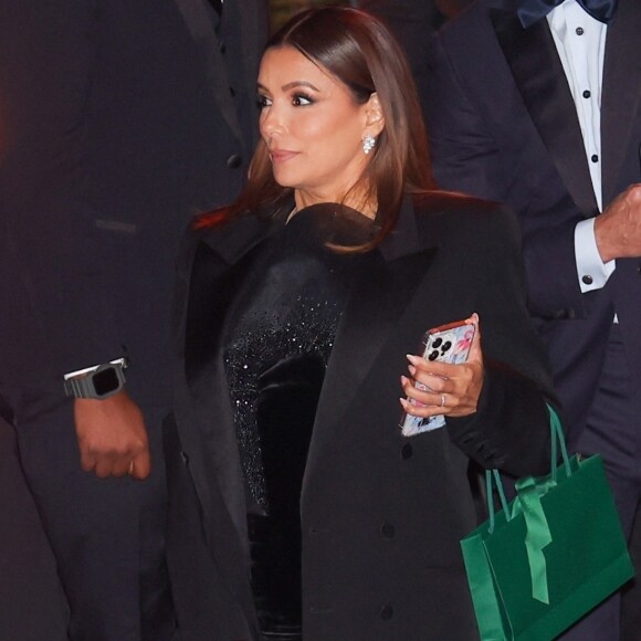 Ou encore Eva Longoria 
Los Angeles, CA - Eva Longoria a été aperçue quittant le quatrième gala annuel de l'Academy Museum au Academy Museum of Motion Pictures avec Ricky Martin, sortant pieds nus après avoir profité de la soirée ensemble. Sur la photo : Eva Longoria