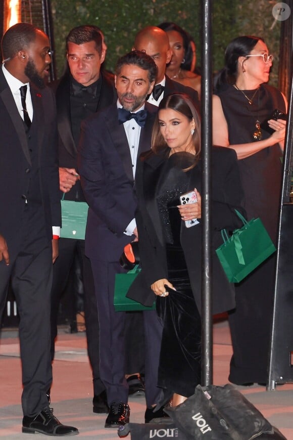 Los Angeles, CA - Eva Longoria a été aperçue quittant le quatrième gala annuel de l'Academy Museum au Academy Museum of Motion Pictures avec Ricky Martin, sortant pieds nus après avoir profité de la soirée ensemble. Sur la photo : Eva Longoria, Ricky Martin