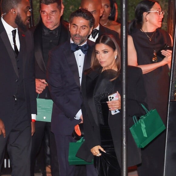 Los Angeles, CA - Eva Longoria a été aperçue quittant le quatrième gala annuel de l'Academy Museum au Academy Museum of Motion Pictures avec Ricky Martin, sortant pieds nus après avoir profité de la soirée ensemble. Sur la photo : Eva Longoria, Ricky Martin