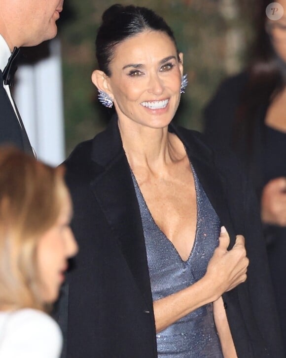 Los Angeles, CA - Demi Moore est tout sourire alors qu'elle quitte le quatrième gala annuel de l'Academy Museum au Academy Museum of Motion Pictures. Sur la photo : Demi Moore