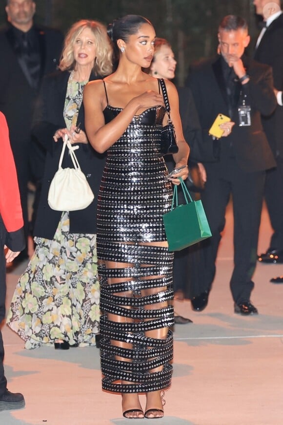 Los Angeles, CA - L'actrice et mannequin Laura Harrier a été aperçue souriante alors qu'elle quittait le 4e gala annuel de l'Academy Museum of Motion Pictures, organisé en partenariat avec Rolex, vêtue d'une superbe robe noire au Academy Museum of Motion Pictures à Los Angeles, en Californie. Sur la photo : Laura Harrier