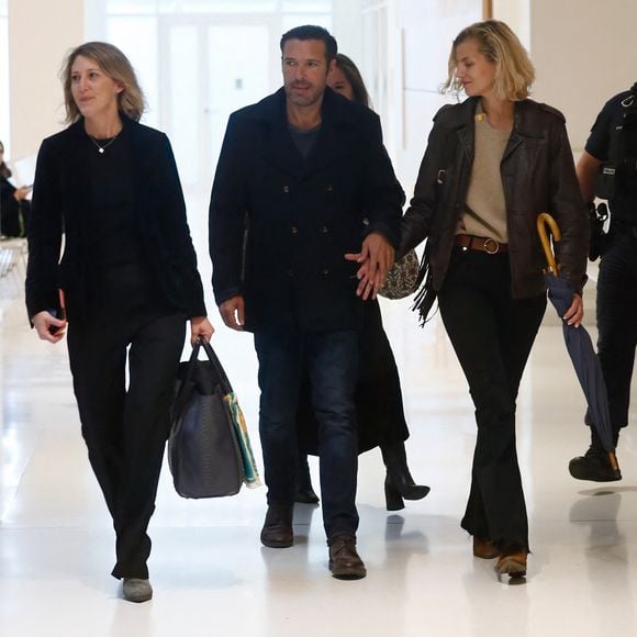 Interpellée par sa peine, sa compagne Pauline Desmonts n'a pas mâché ses mots sur la Toile : "On ne répare pas une injustice en commettant une autre. Respecter la loi oui, punir injustement un homme pour en faire un symbole, ça s'appelle de la tyrannie".
Nicolas Bedos, jugé pour agressions et harcèlement sexuels, arrive avec sa compagne Pauline Desmonts et son avocate, J.Minkowski, au tribunal judiciaire de Paris, le 26 septembre 2024. Les faits reprochés auraient été commis entre 2018 et 2023. © Christophe Clovis / Bestimage 