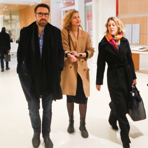 A rappeler que l'avocate de Nicolas Bedos, Me Julia Minkoswki, a indiqué vouloir faire appel. Affaire à suivre...
Nicolas Bedos, avec sa compagne Pauline Desmonts et son avocate Julia Minkowski, sort du tribunal correctionnel de Paris où il était convoqué pour agression sexuelle en état d'ivresse sur une jeune femme de 25 ans. © Christophe Clovis / Bestimage 