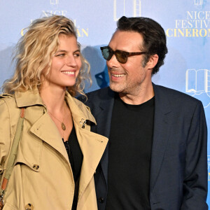 Nicolas Bedos et sa compagne Pauline Desmonts au photocall de la soirée du 8 octobre lors de la 4ème édition du festival Cinéroman à Nice. © Bruno Bebert / Bestimage 