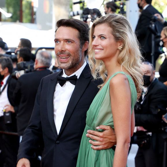 Nicolas Bedos et sa compagne Pauline Desmonts - Montée des marches du film " OSS 117 : Alerte rouge en Afrique Noire " lors du 74ème Festival International du Film de Cannes. Le 17 juillet 2021 © Borde-Jacovides-Moreau / Bestimage 