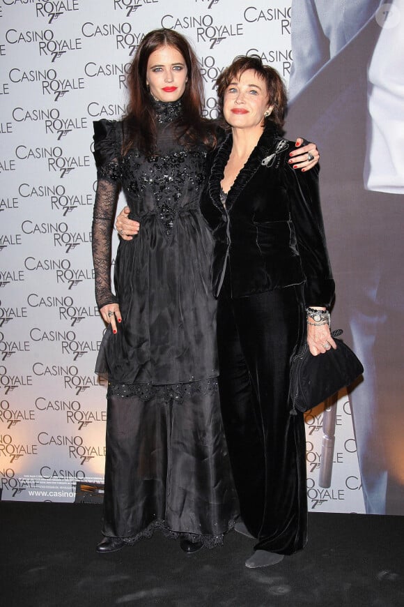 Elle a repris le flambeau maternel.
L'actrice française Eva Green et sa mère Marlene Jobert posent ensemble à leur arrivée à la première du nouveau 007 "Casino Royale" au Grand Rex à Paris, France, le 17 novembre 2006. Photo par Khayat-Nebinger/ABACAPRESS.COM