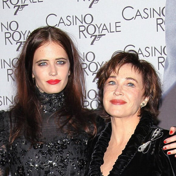 Elle a repris le flambeau maternel.
L'actrice française Eva Green et sa mère Marlene Jobert posent ensemble à leur arrivée à la première du nouveau 007 "Casino Royale" au Grand Rex à Paris, France, le 17 novembre 2006. Photo par Khayat-Nebinger/ABACAPRESS.COM