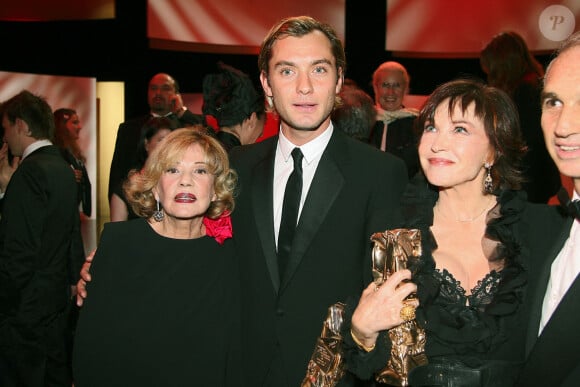 Jeanne Moreau, Jude Law et Marlène Jobert posent à la fin de la 32e cérémonie des César qui s'est tenue au Théâtre du Châtelet à Paris, France, le 24 février 2007. Photo par Guignebourg-Nebinger/ABACAPRESS.COM