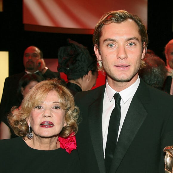 Jeanne Moreau, Jude Law et Marlène Jobert posent à la fin de la 32e cérémonie des César qui s'est tenue au Théâtre du Châtelet à Paris, France, le 24 février 2007. Photo par Guignebourg-Nebinger/ABACAPRESS.COM