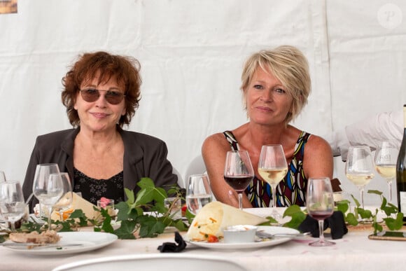 Marlène Jobert et Sophie Davant assistant à la 22e édition de Foret Des Livres à Chanceaux-près-Loches, en France, le 27 août 2017. Photo par Pascal Avenet/ABACAPRESS.COM