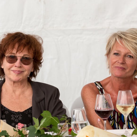 Marlène Jobert et Sophie Davant assistant à la 22e édition de Foret Des Livres à Chanceaux-près-Loches, en France, le 27 août 2017. Photo par Pascal Avenet/ABACAPRESS.COM