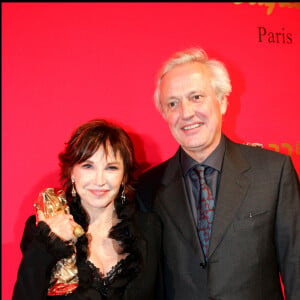 Elle a pris cette décision avec son mari Walter Green...
Marlène Jobert avec son César d' honneur et son mari Walter Green après la 32e cérémonie des Césars.