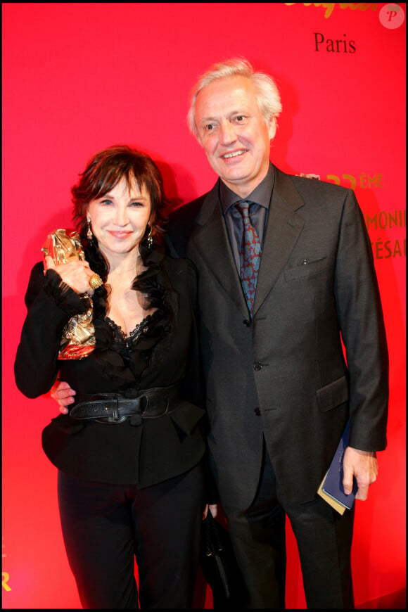 Elle a pris cette décision avec son mari Walter Green...
Marlène Jobert avec son César d' honneur et son mari Walter Green après la 32e cérémonie des Césars.