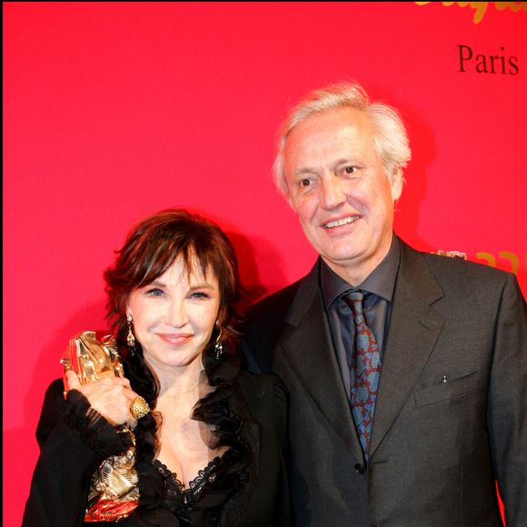 Elle a pris cette décision avec son mari Walter Green...
Marlène Jobert avec son César d' honneur et son mari Walter Green après la 32e cérémonie des Césars.