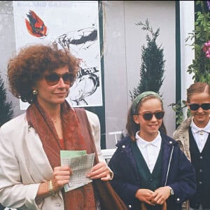 ... l'a fait pour se consacrer à Joy et Eva ses deux filles.
Marlène Jobert avec ses deux filles, Joy et Eva Green, à Roland Garros 1990.