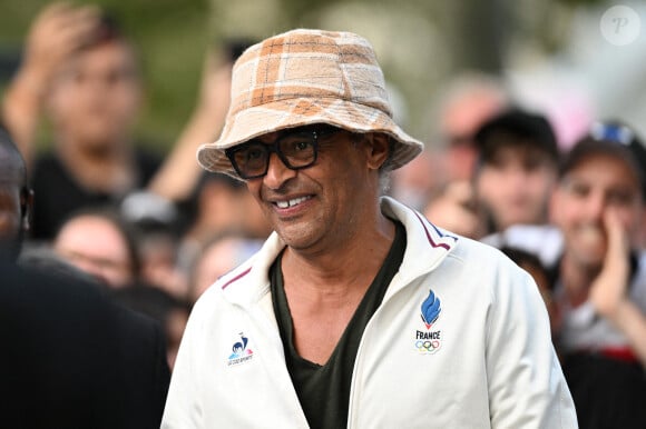 L'ancien champion de tennis français Yannick Noah quitte Bercy Arena après avoir assisté à la demi-finale du match olympique entre l'équipe de France et l'équipe d'Allemagne, le treizième jour des Jeux Olympiques de 2024 à Paris, Bercy Arena, le 8 août 2024, Paris, France. Photo par Anthony Behar/SPUS/ABACAPRESS.COM