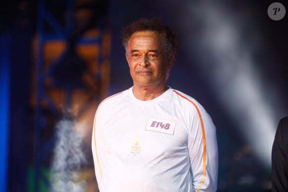 Yannick Noah embrase le chaudron olympique sur le plateau du "Concert de Paris" sur le parvis de l'hôtel de ville à Paris le 14 juillet 2024. Le concert était retransmis en direct sur France 2 et sur France Inter. © Christophe Clovis- Pierre Perusseau / Bestimage 