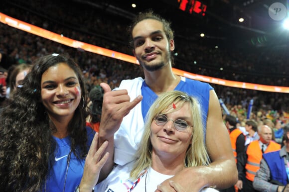 Yelena Noah, Marie Claire Noah, Cecilia Rhode-Noah, Nathalie Proisy-Noah et sa fille Amandine assistent à la finale de l'Eurobasket 2011, France vs Espagne avec Joakim Noah à la Zalgiris Arena, à Kaunas, Lituanie. L'Espagne a gagné 98-85. Photo par Christophe Guibbaud/ABACAPRESS.COM