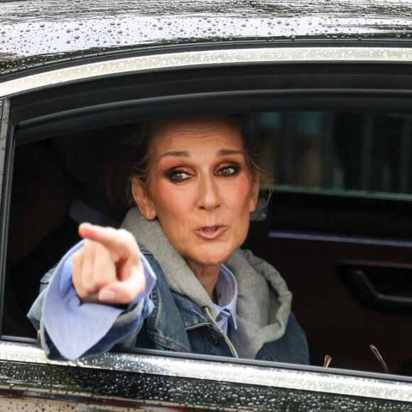 Les deux femmes ont échangé des mots de réconfort, bien que le contenu de leur conversation reste secret, capturé discrètement par un spectateur et partagé ensuite sur Instagram...
Paris, FRANCE - Céline Dion prend des photos et salue ses fans alors qu'elle se prépare à chanter pour les Jeux Olympiques à Paris, créant ainsi de joyeux souvenirs avec ses admirateurs. Sur la photo : Céline Dion