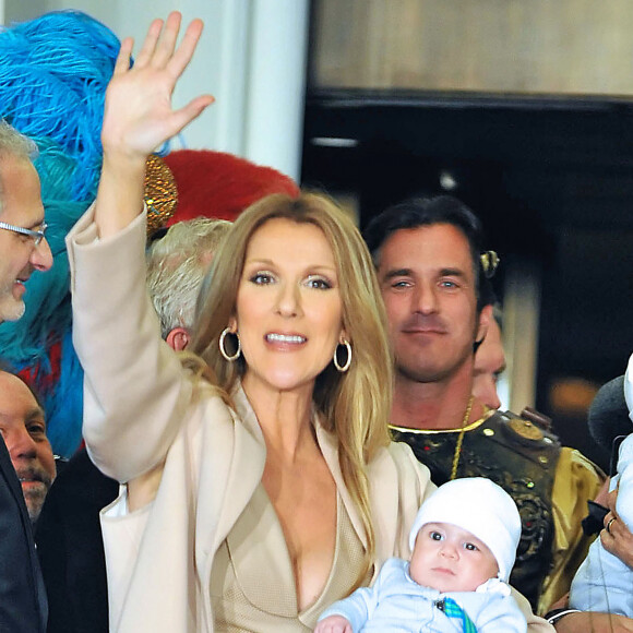 Céline Dion et ses fils jumeaux Eddy et Nelson arrivent au Caesars Palace en compagnie de son mari René Angelil et de son fils aîné René-Charles Angelil, Las Vegas, NV, USA, le 16 février 2011. Photo par Dave Proctor/Startraks/ABACAPRESS.COM