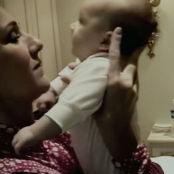 Prime Video Voici un premier aperçu du documentaire de la chanteuse Céline Dion dans lequel elle parle de la maladie invalidante qui lui a été diagnostiquée. La Canadienne française, mère de deux enfants, 56 ans, donne ce qui est décrit comme "un regard brut et honnête sur les coulisses" de ses luttes. Elle est atteinte du syndrome de la personne raide (SP), une maladie débilitante qui a été détectée en 2022. Il s'agit d'une maladie neurologique auto-immune extrêmement rare qui touche environ 8 000 personnes dans le monde, provoque des spasmes musculaires et des raideurs et peut entraîner une perte de mobilité. Le film, intitulé I Am : Celine Dion, sera diffusé sur la chaîne de streaming Prime Video d'Amazon. Un porte-parole a déclaré que le film est "une lettre d'amour à ses fans, ce documentaire inspirant met en lumière la musique qui a guidé sa vie tout en montrant la résilience de l'esprit humain". La bande-annonce présente Céline telle qu'elle est aujourd'hui, face à sa maladie, entrecoupée de concerts à guichets fermés au début de sa carrière, puis au cours de son ascension vers la célébrité. Photo fournie par JLPPA