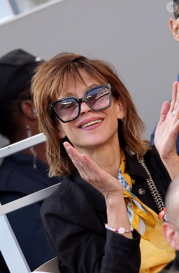 Sophie Marceau - Célébrités dans les tribunes de la finale homme des Internationaux de France de tennis de Roland Garros 2024 à Paris le 9 juin 2024. © Jacovides-Moreau/Bestimage