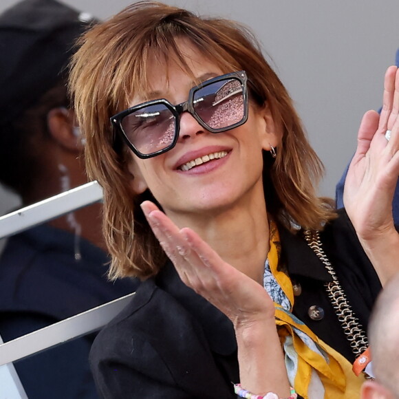 Sophie Marceau - Célébrités dans les tribunes de la finale homme des Internationaux de France de tennis de Roland Garros 2024 à Paris le 9 juin 2024. © Jacovides-Moreau/Bestimage