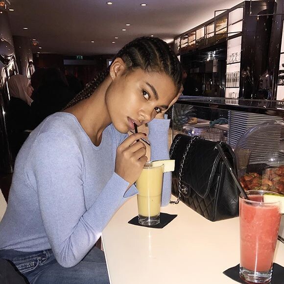 Et désormais, celle-ci se boit. Forcément, ce sont majoritairement des femmes qui y ont goûté.
Tina Kunakey se délecte d'un Smoothie