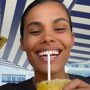 Depuis quelques mois, on entend parler que d'elle. Cette nouvelle boisson star sur le marché de la beauté – qui dépasse les 100 milliards de dollars –, c'est évidemment le collagène marin. 
Tina Kunakey se délecte d'un cocktail