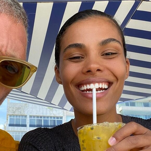 Depuis quelques mois, on entend parler que d'elle. Cette nouvelle boisson star sur le marché de la beauté – qui dépasse les 100 milliards de dollars –, c'est évidemment le collagène marin. 
Tina Kunakey se délecte d'un cocktail