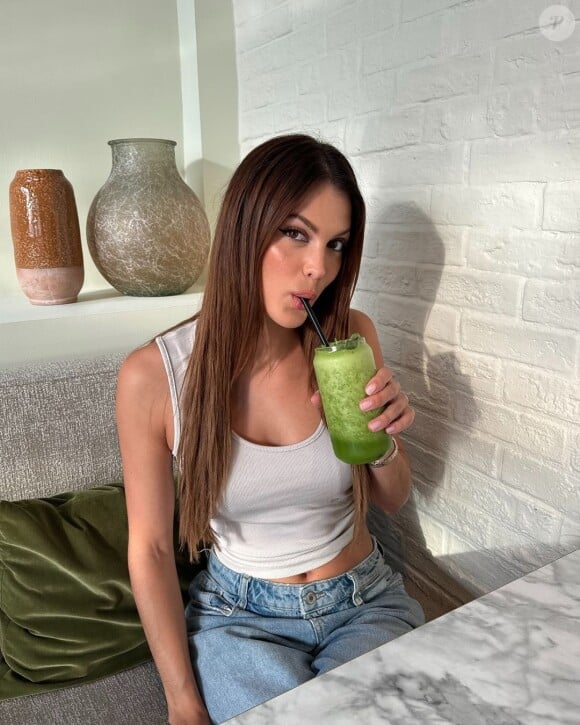 Le collagène est la protéine la plus abondante du corps humain, qui assure l'élasticité de la peau et la robustesse des os, des ligaments, des tendons et du cartilage.
Iris Mittenaere boit un Matcha sur Instagram