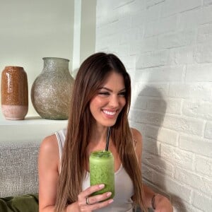 Iris Mittenaere boit un Matcha sur Instagram