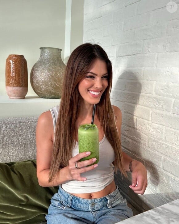 Iris Mittenaere boit un Matcha sur Instagram