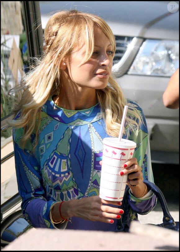 Nicole Richie à un fast food en train de prendre une boisson gazeuse