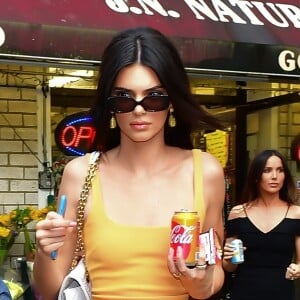 Il est ainsi le complément alimentaire indispensable, comme l'est la vitamine C.
Kendall Jenner est allée acheter un Coca-Cola et du Nutella&Go avant de se rendre à un évènement au Cafe Clover à New York. Elle porte une robe orange et un sac Prada blanc.