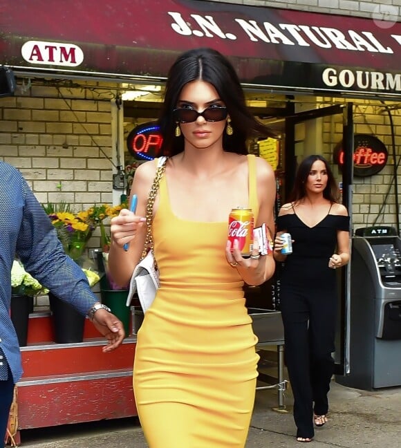 Il est ainsi le complément alimentaire indispensable, comme l'est la vitamine C.
Kendall Jenner est allée acheter un Coca-Cola et du Nutella&Go avant de se rendre à un évènement au Cafe Clover à New York. Elle porte une robe orange et un sac Prada blanc.