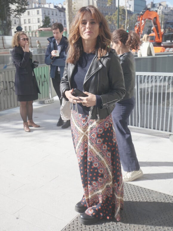 Faustine Bollaert - Les invités de l'émission "Les Grosses Têtes" à la sortie des studios de RTL à Neuilly-sur-Seine, FRance, le 22 octobre 2024. © Jonathan Rebboah/Panoramic/Bestimage