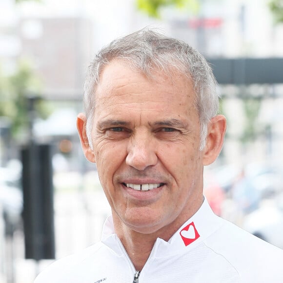 Ce geste pourrait être perçu comme une tentative d'apaiser les tensions et de rappeler l'importance des liens familiaux
Exclusif - Paul Belmondo - Portraits des personnalités à la veille de l'étape du coeur de l'association Mécénat Chirurgie Cardiaque (MCC) lors du Tour de France 2024 à Dijon, France, le 4 juillet 2024. © Christophe Clovis/Bestimage