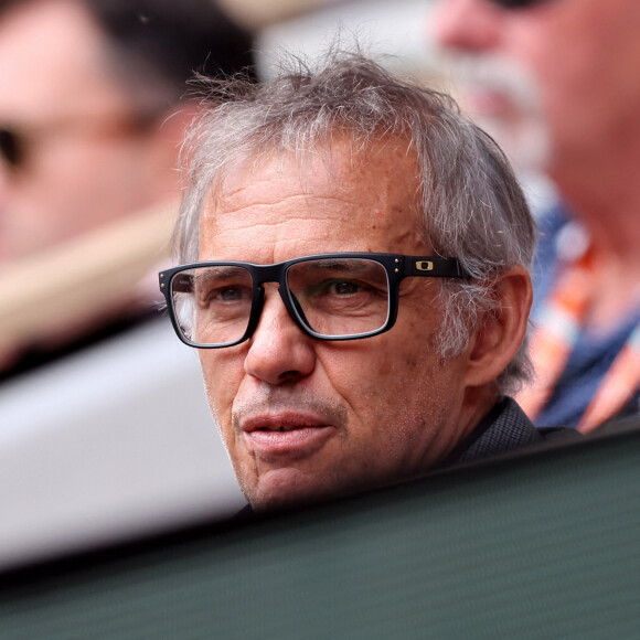 Dans le but de rétablir un dialogue familial peut-être, Paul a récemment publié sur Instagram une photo en noir et blanc de son père Jean-Paul Belmondo et de sa mère Élodie Constantin 
Paul Belmondo - Les célébrités dans les tribunes des Internationaux de France de tennis de Roland Garros 2024 à Paris. Le 5 juin 2024. © Jacovides-Moreau/Bestimage