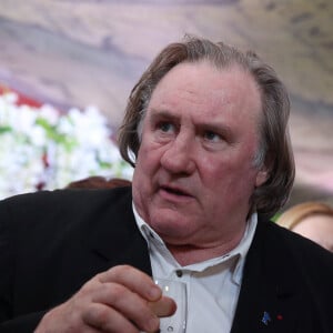  "Son hôtel particulier risque de perdre de la valeur", précise Le Figaro Immobilier
 
L'acteur français Gérard Depardieu déguste des vins dans le restaurant "Lastochka" à Moscou en Russie le 1er avril 2016.