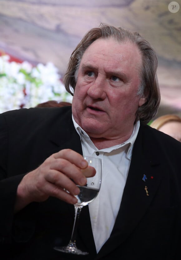  "Son hôtel particulier risque de perdre de la valeur", précise Le Figaro Immobilier
 
L'acteur français Gérard Depardieu déguste des vins dans le restaurant "Lastochka" à Moscou en Russie le 1er avril 2016.