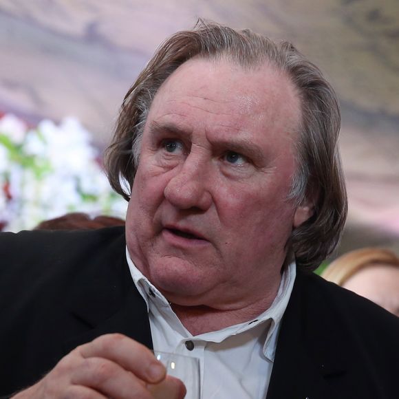  "Son hôtel particulier risque de perdre de la valeur", précise Le Figaro Immobilier
 
L'acteur français Gérard Depardieu déguste des vins dans le restaurant "Lastochka" à Moscou en Russie le 1er avril 2016.