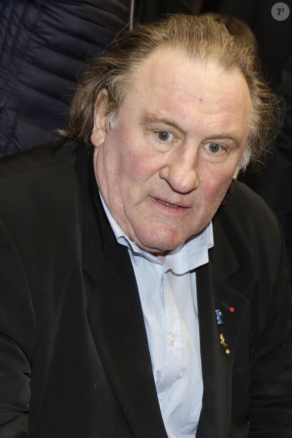 L'acteur possède l'hôtel Chambon, une propriété qui lui appartient, située dans le VIe arrondissement de Paris
 
Gérard Depardieu au 33ème salon du Livre au parc des expositions de la porte de Versailles à Paris le 20 mars 2016.