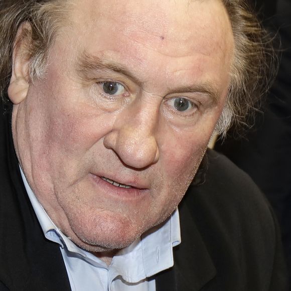 L'acteur possède l'hôtel Chambon, une propriété qui lui appartient, située dans le VIe arrondissement de Paris
 
Gérard Depardieu au 33ème salon du Livre au parc des expositions de la porte de Versailles à Paris le 20 mars 2016.