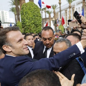 Bain de foule pour le président de la République française Emmanuel Macron devant le parlement marocain à Rabat, après son discours, le 29 octobre 2024. © Ludovic Marin / Pool / Bestimage