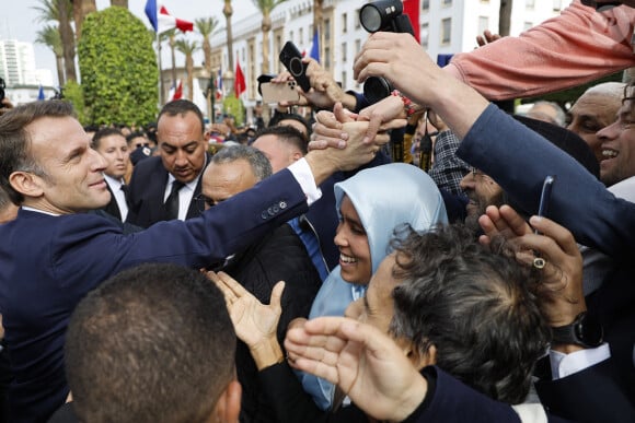 Bain de foule pour le président de la République française Emmanuel Macron devant le parlement marocain à Rabat, après son discours, le 29 octobre 2024. © Ludovic Marin / Pool / Bestimage