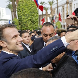 Bain de foule pour le président de la République française Emmanuel Macron devant le parlement marocain à Rabat, après son discours, le 29 octobre 2024. © Ludovic Marin / Pool / Bestimage