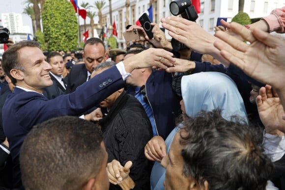 Bain de foule pour le président de la République française Emmanuel Macron devant le parlement marocain à Rabat, après son discours, le 29 octobre 2024. © Ludovic Marin / Pool / Bestimage